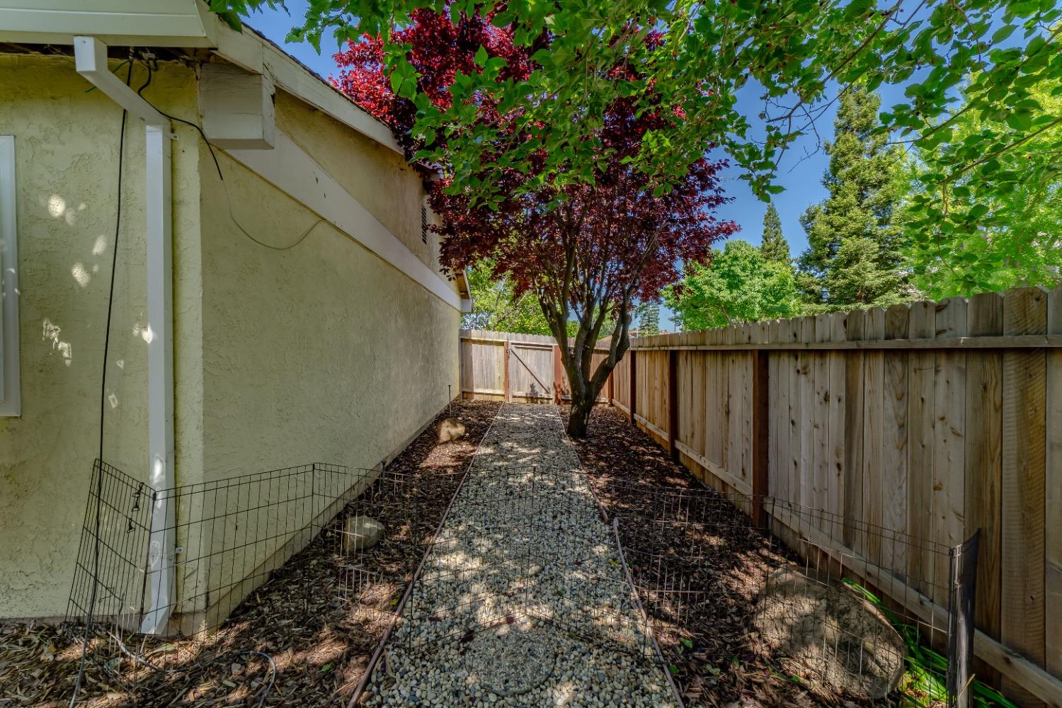Detail Gallery Image 26 of 28 For 4001 Hollygrove Ct, Sacramento,  CA 95826 - 3 Beds | 2 Baths