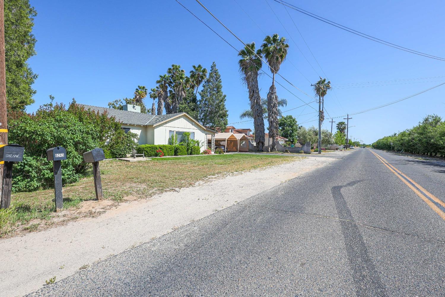 Detail Gallery Image 2 of 10 For 6210 Cypress, Winton,  CA 95388 - 2 Beds | 1/1 Baths