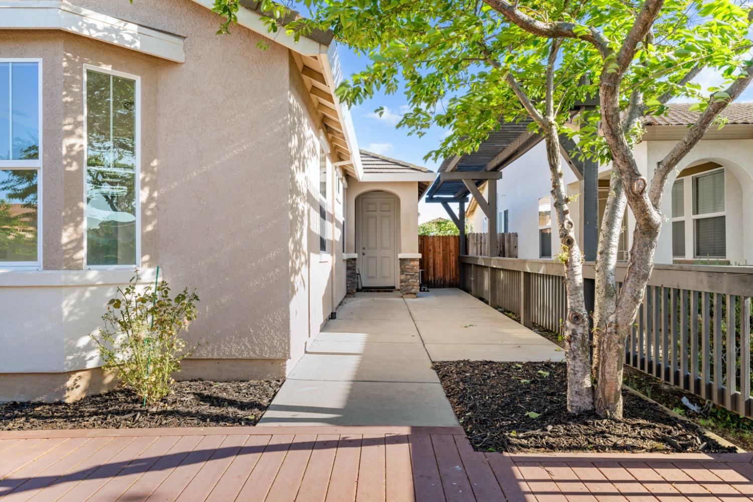Detail Gallery Image 2 of 48 For 7676 Masters St, Elk Grove,  CA 95624 - 3 Beds | 2 Baths