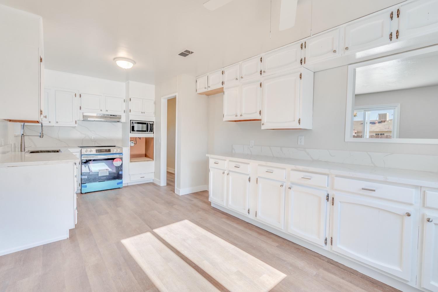 Detail Gallery Image 9 of 54 For 1007 W J St, Los Banos,  CA 93635 - 3 Beds | 2 Baths
