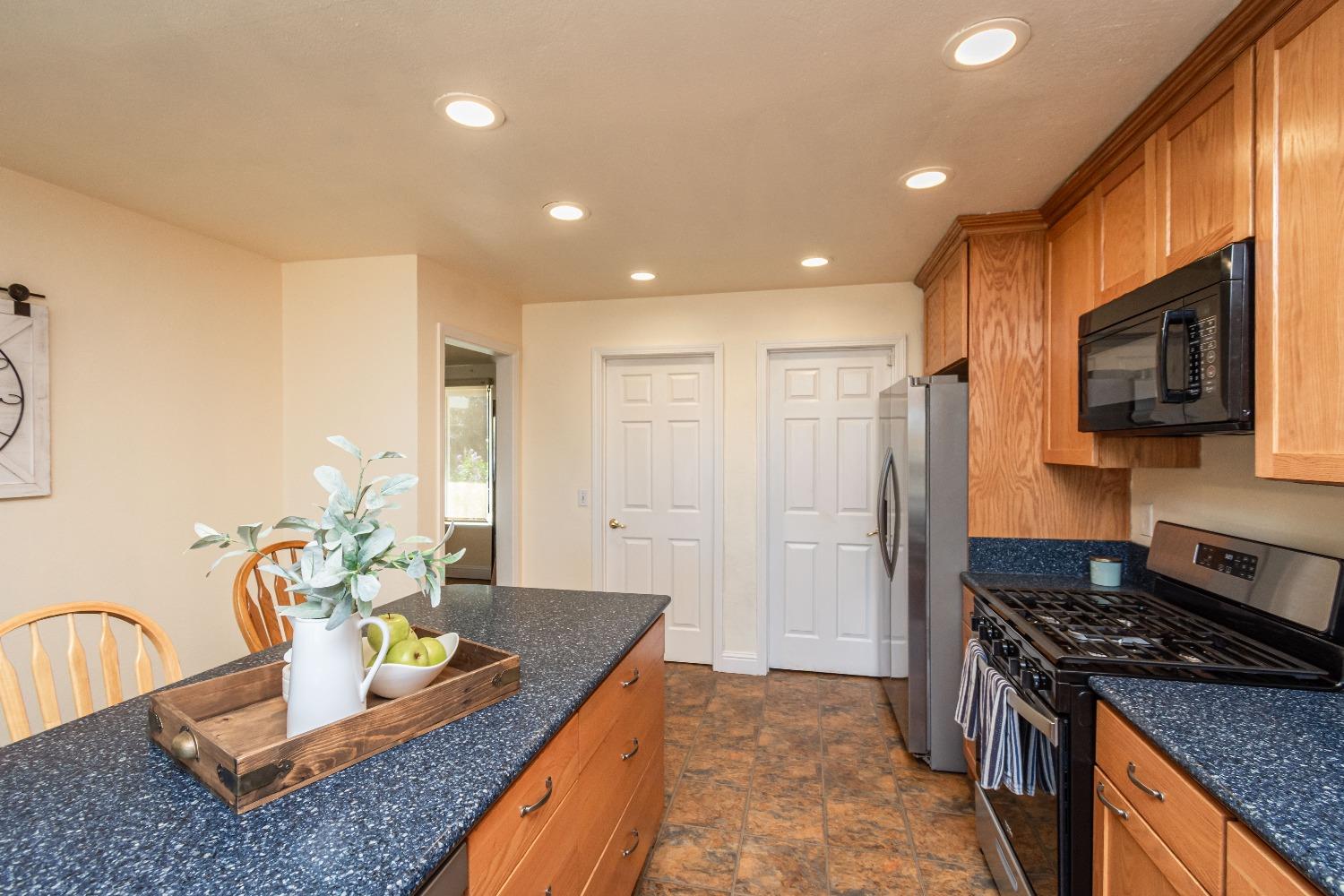 Detail Gallery Image 7 of 39 For 4607 Hillwood Dr, Shingle Springs,  CA 95682 - 3 Beds | 2 Baths