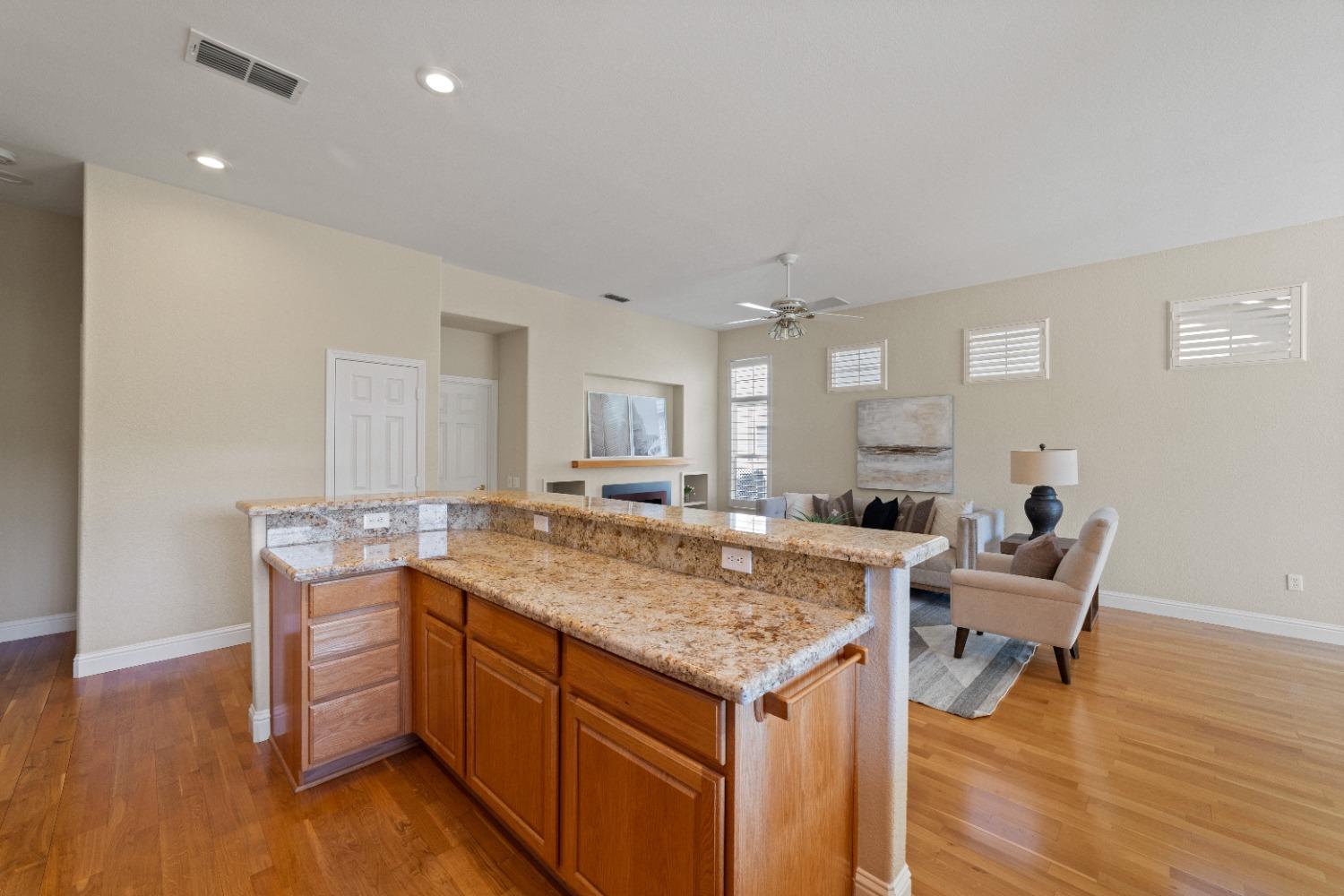 Detail Gallery Image 12 of 43 For 8124 Stagecoach Cir, Roseville,  CA 95747 - 3 Beds | 2/1 Baths