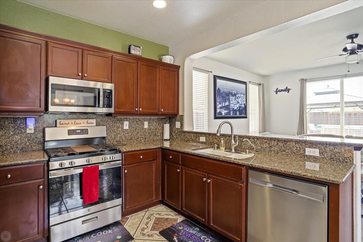 Detail Gallery Image 15 of 37 For 1660 Hearthsong Dr, Manteca,  CA 95337 - 3 Beds | 2/1 Baths