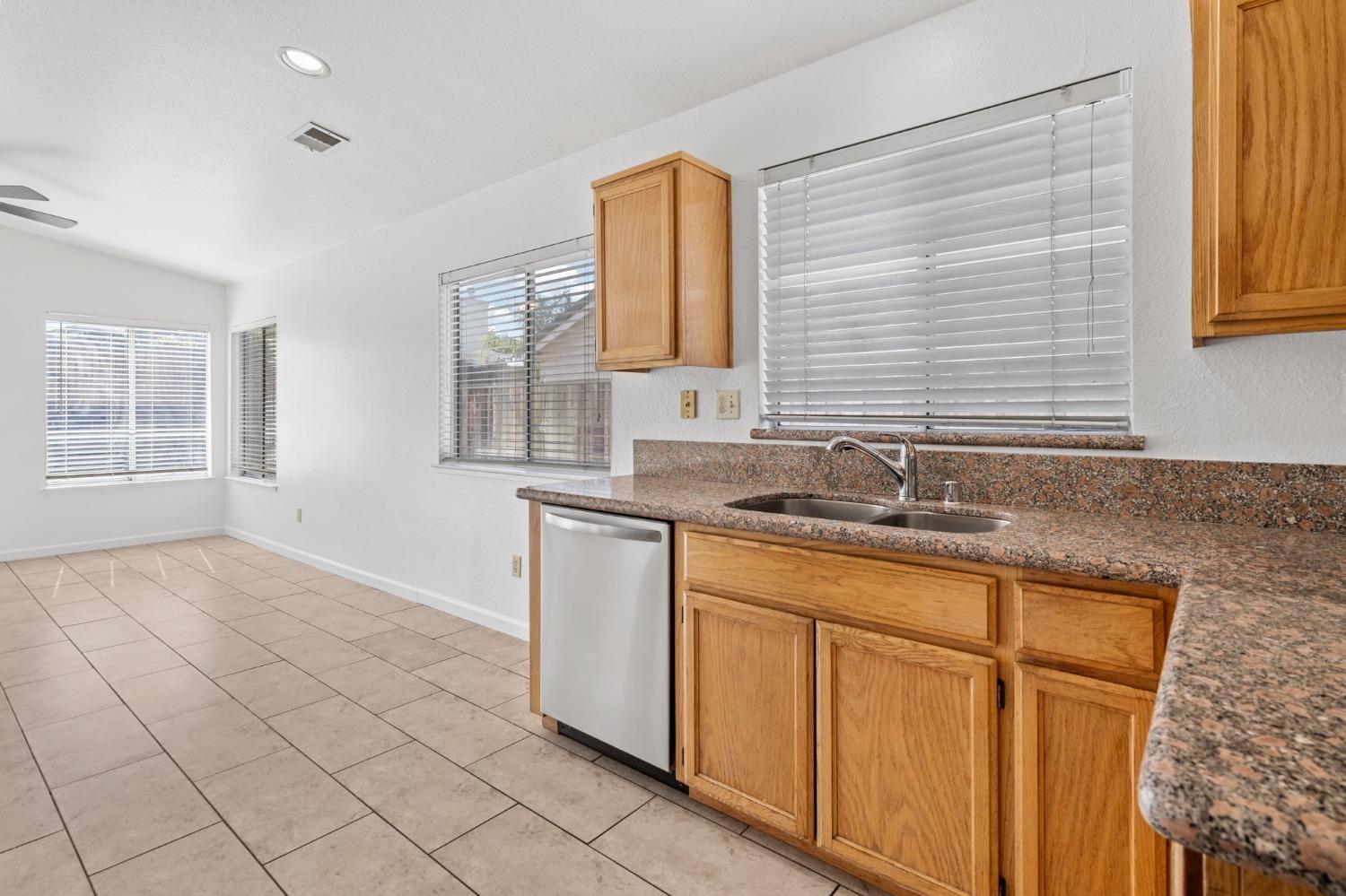 Detail Gallery Image 12 of 30 For 290 Firefly Way, Tracy,  CA 95376 - 4 Beds | 2 Baths