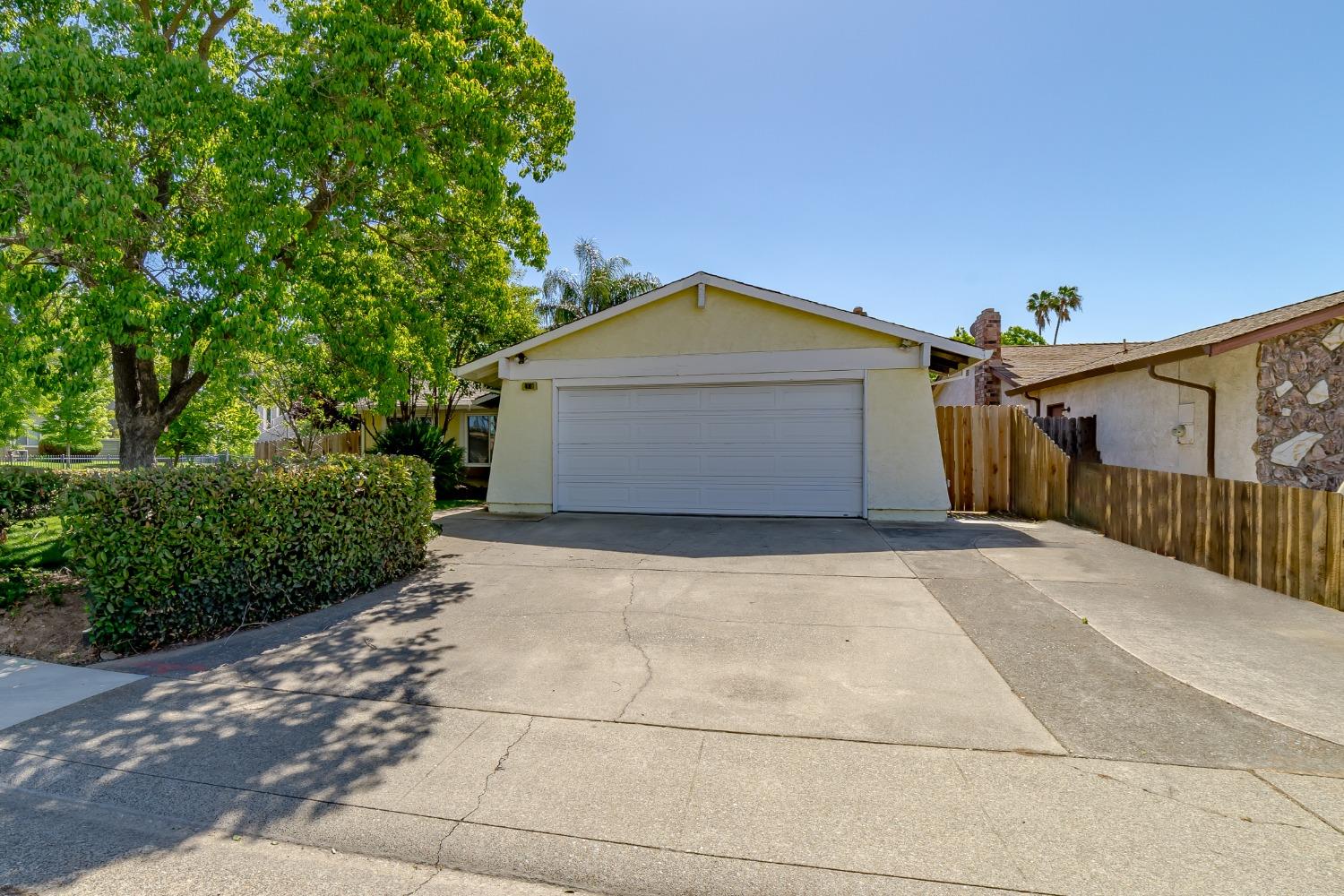 Detail Gallery Image 1 of 28 For 4001 Hollygrove Ct, Sacramento,  CA 95826 - 3 Beds | 2 Baths