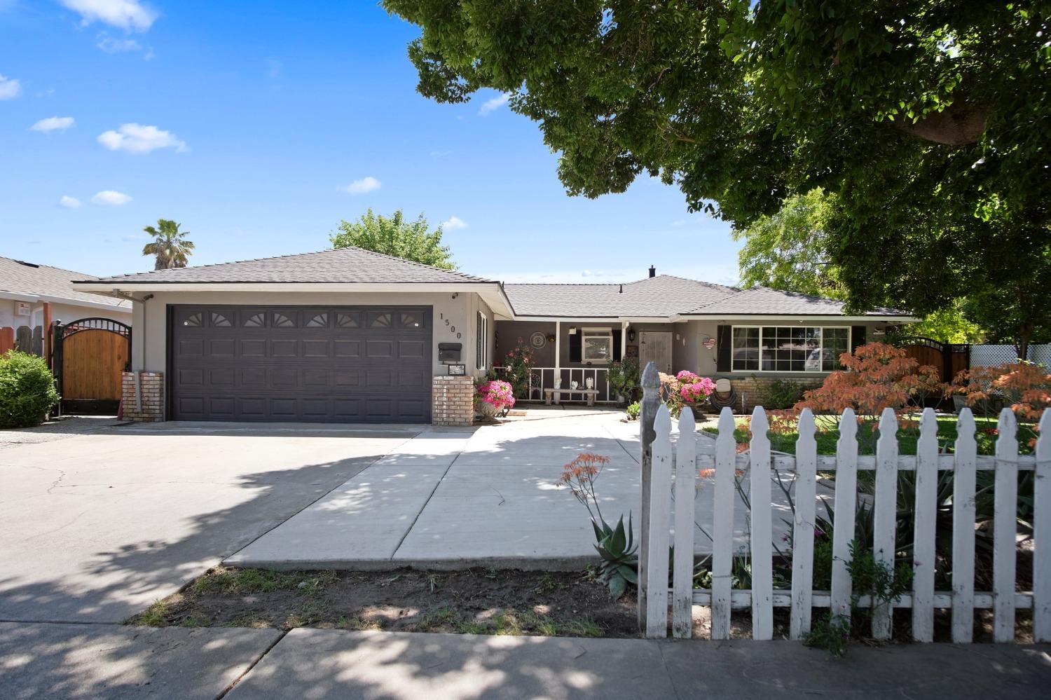 Detail Gallery Image 1 of 40 For 1500 Ensenada Dr, Modesto,  CA 95355 - 3 Beds | 2 Baths
