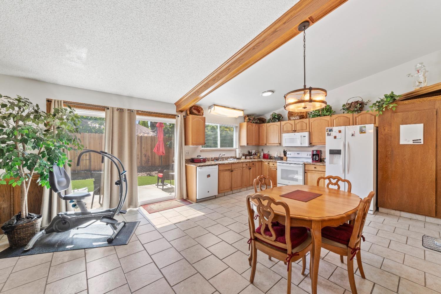 Detail Gallery Image 10 of 28 For 4001 Hollygrove Ct, Sacramento,  CA 95826 - 3 Beds | 2 Baths