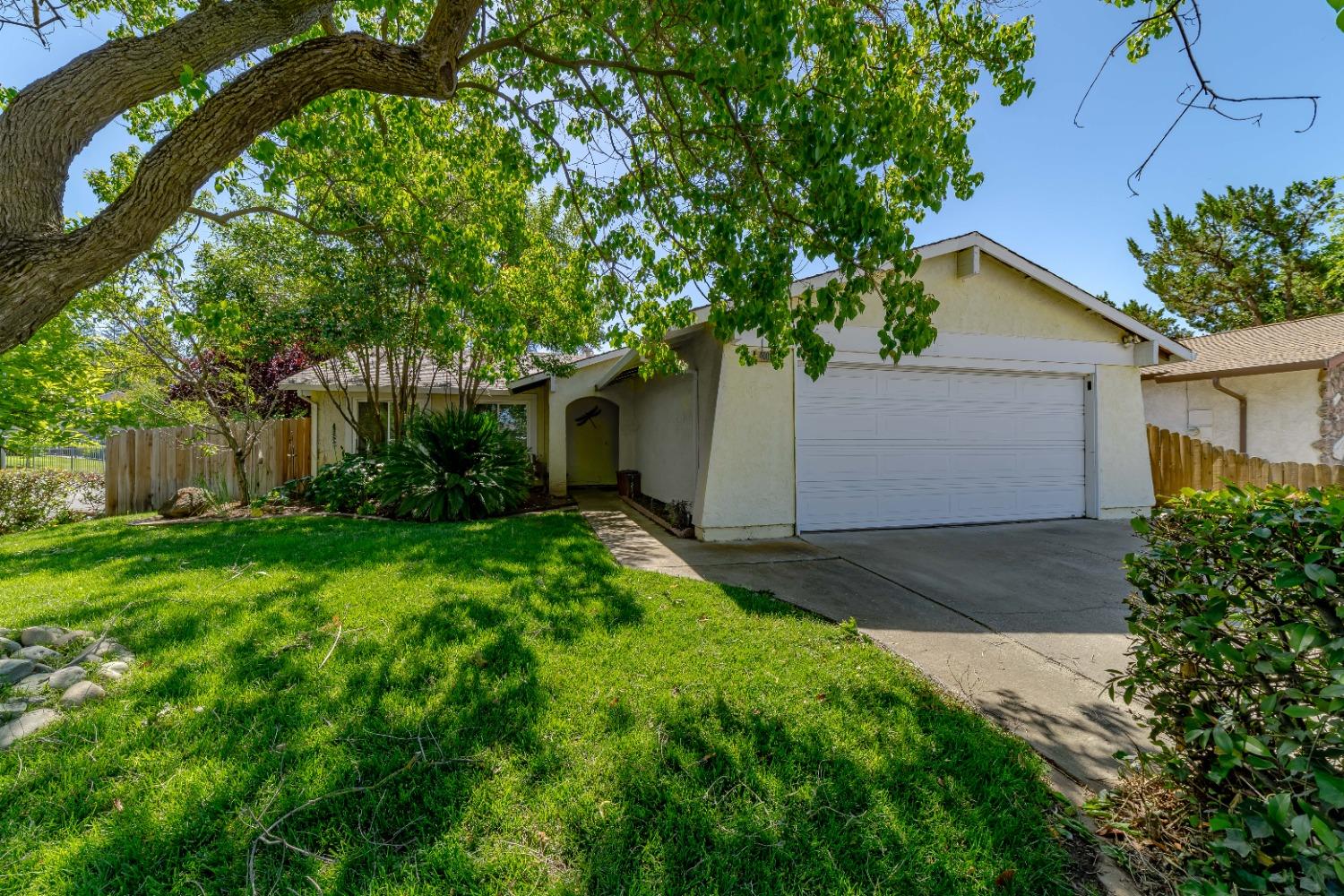 Detail Gallery Image 3 of 28 For 4001 Hollygrove Ct, Sacramento,  CA 95826 - 3 Beds | 2 Baths
