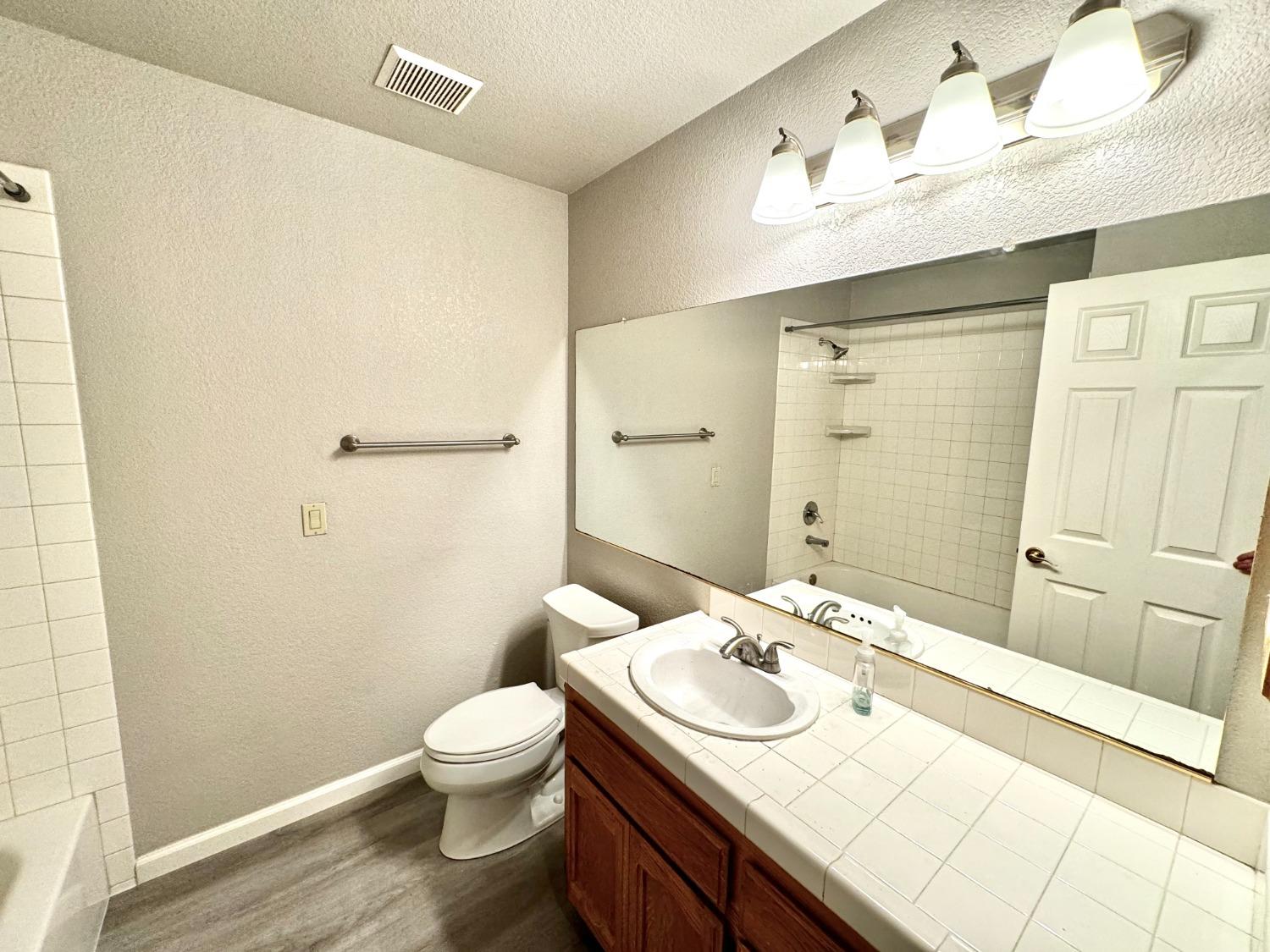 Detail Gallery Image 14 of 23 For 1308 Champagne Cir, Roseville,  CA 95747 - 4 Beds | 2 Baths