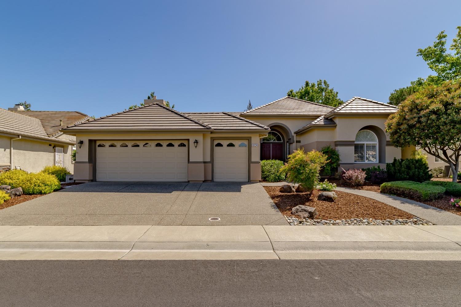 Detail Gallery Image 1 of 43 For 8124 Stagecoach Cir, Roseville,  CA 95747 - 3 Beds | 2/1 Baths