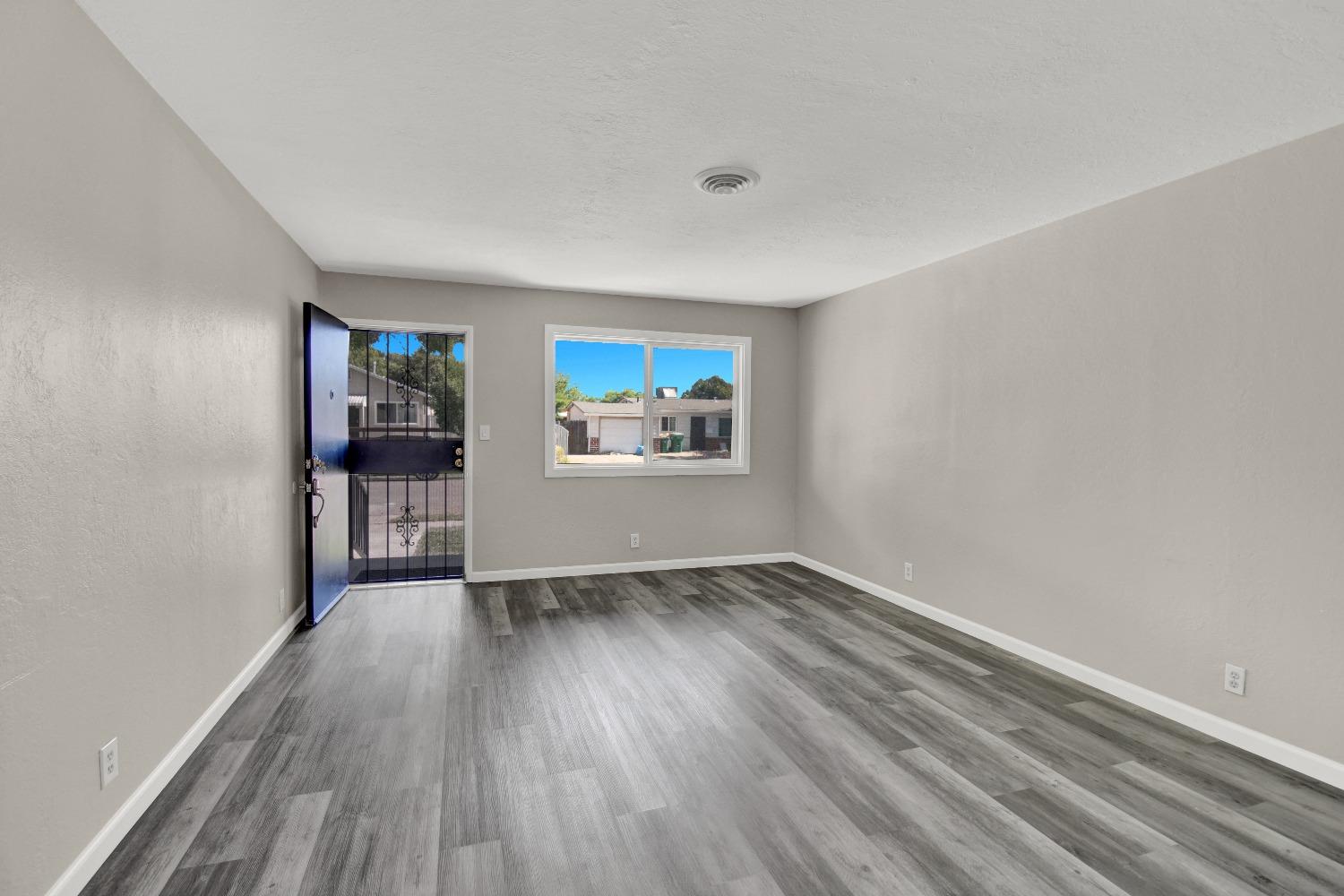 Detail Gallery Image 11 of 29 For 2325 E Scotts Ave, Stockton,  CA 95205 - 3 Beds | 2 Baths
