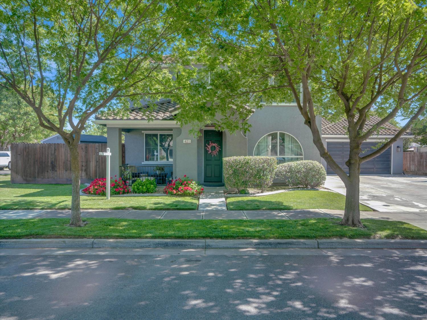 Detail Gallery Image 1 of 37 For 421 Farinelli Pkwy, Escalon,  CA 95320 - 4 Beds | 3 Baths