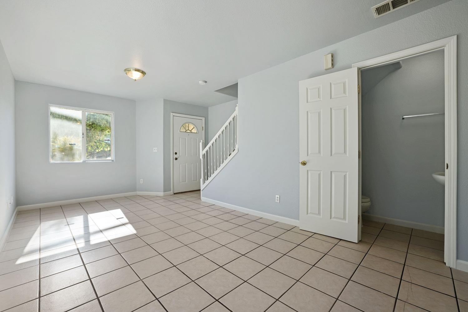 Detail Gallery Image 9 of 34 For 118 S Sierra Nevada St, Stockton,  CA 95205 - 3 Beds | 2/1 Baths