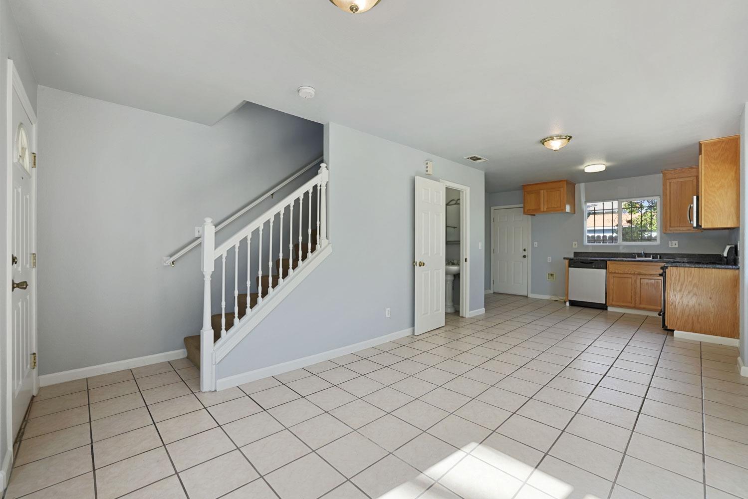 Detail Gallery Image 7 of 34 For 118 S Sierra Nevada St, Stockton,  CA 95205 - 3 Beds | 2/1 Baths