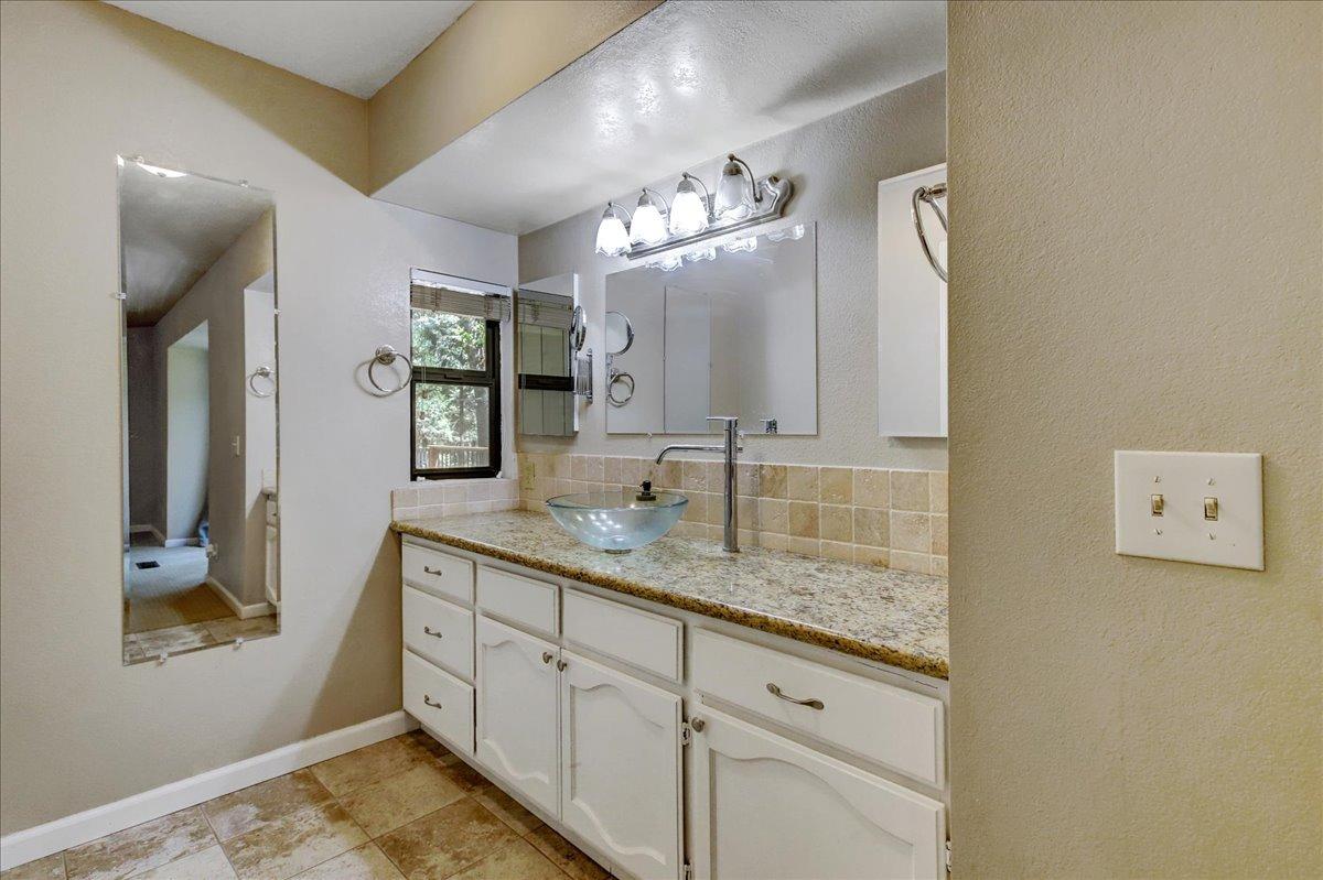 Detail Gallery Image 32 of 99 For 12392 Hillcrest Dr, Nevada City,  CA 95959 - 4 Beds | 2/1 Baths
