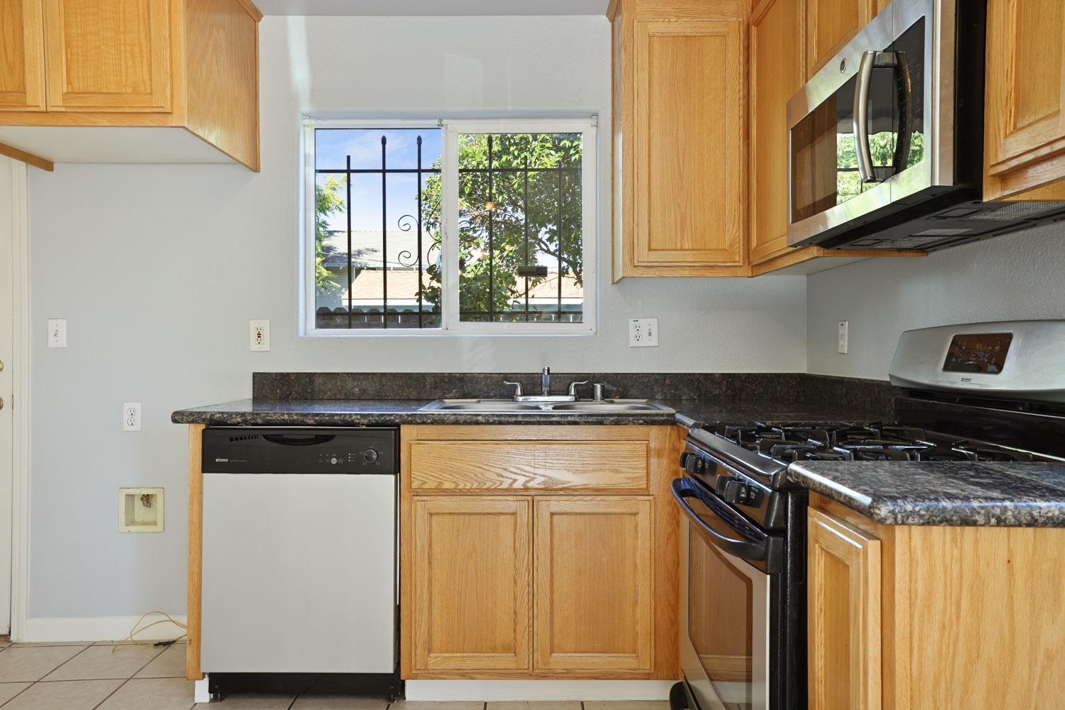 Detail Gallery Image 12 of 34 For 118 S Sierra Nevada St, Stockton,  CA 95205 - 3 Beds | 2/1 Baths