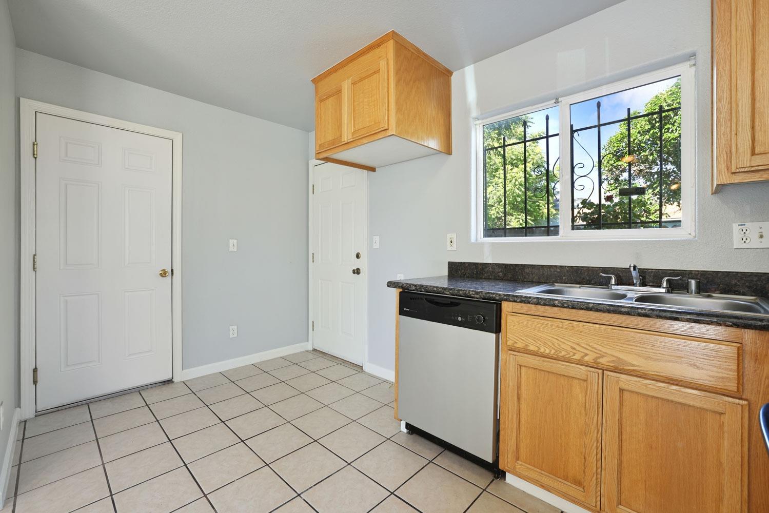 Detail Gallery Image 13 of 34 For 118 S Sierra Nevada St, Stockton,  CA 95205 - 3 Beds | 2/1 Baths