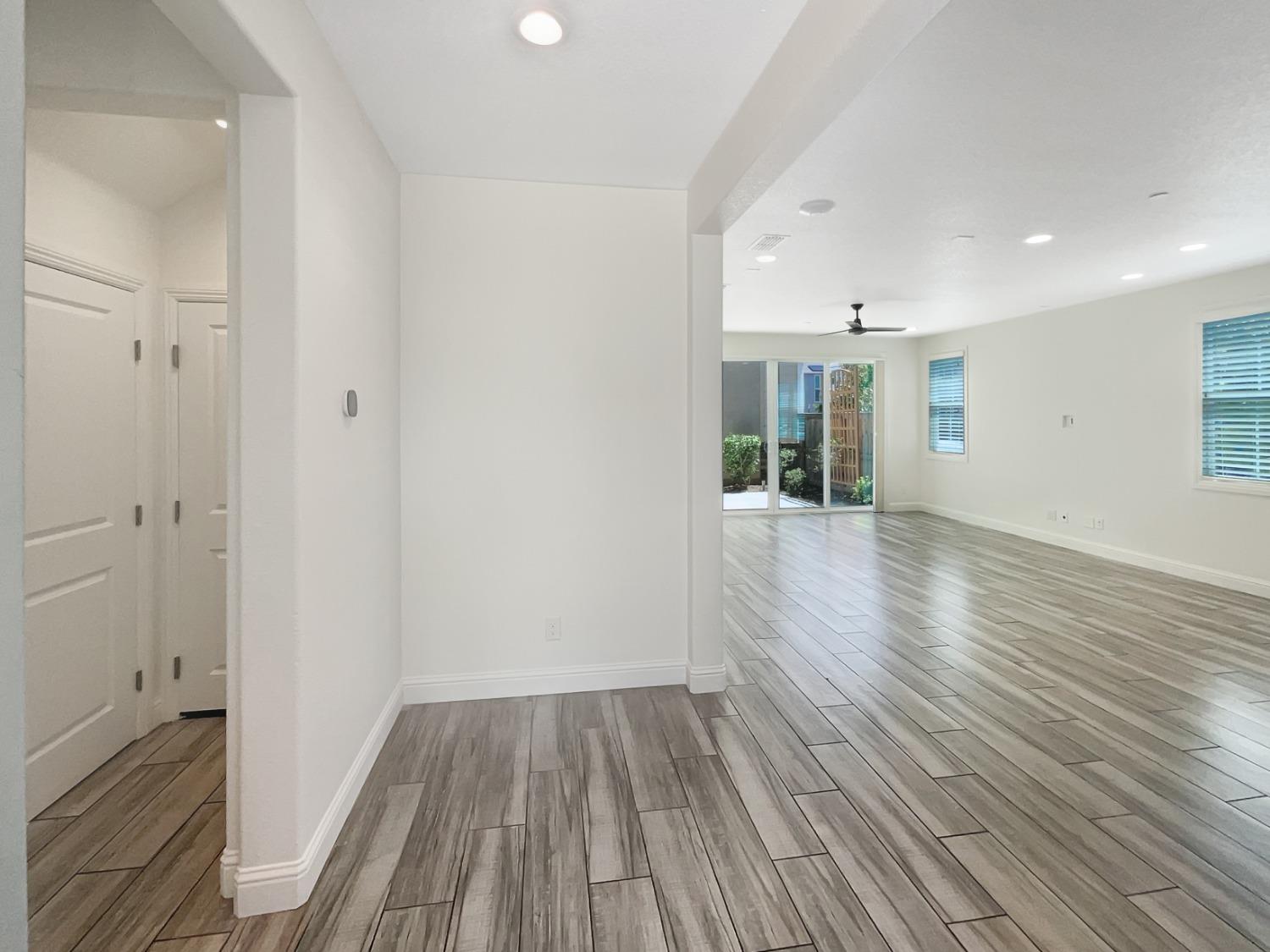 Detail Gallery Image 12 of 38 For 221 Colner Cir, Folsom,  CA 95630 - 3 Beds | 2/1 Baths