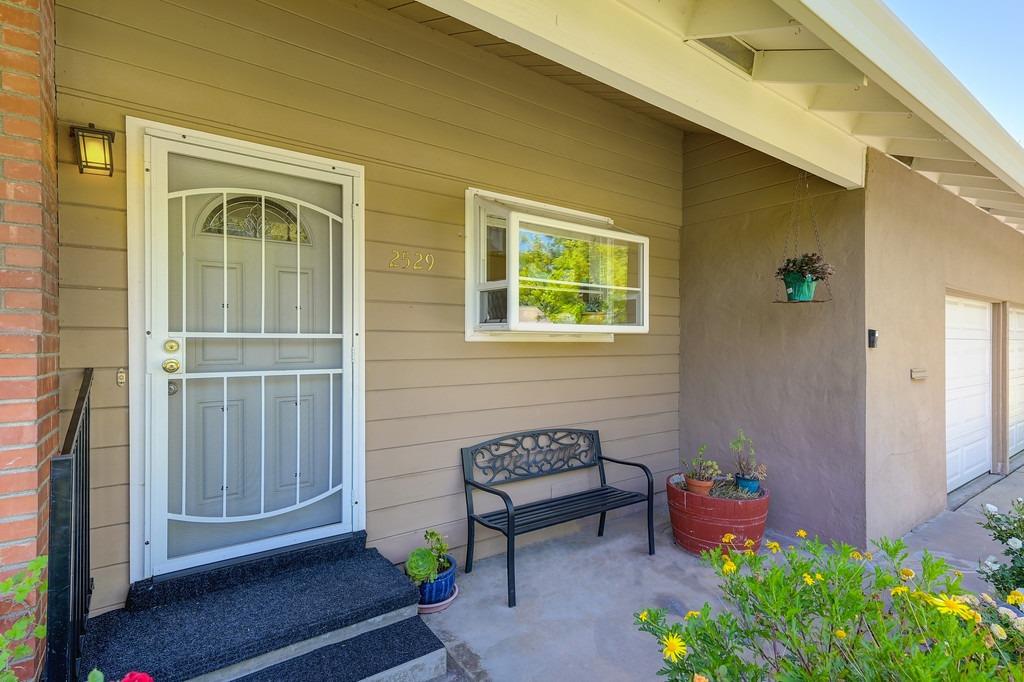 Detail Gallery Image 4 of 33 For 2529 Midland Way, Carmichael,  CA 95608 - 3 Beds | 2 Baths