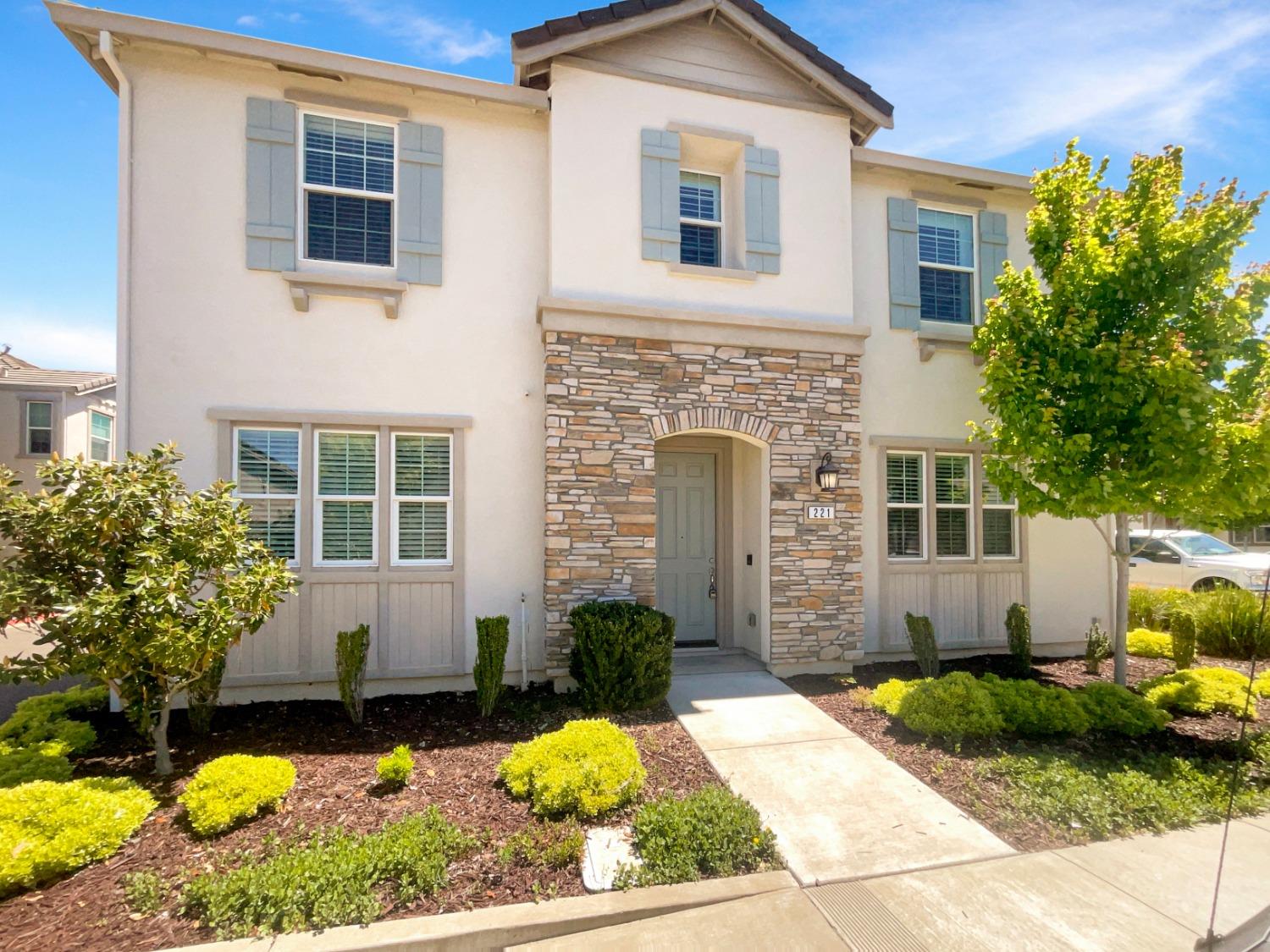 Detail Gallery Image 1 of 1 For 221 Colner Cir, Folsom,  CA 95630 - 3 Beds | 2/1 Baths