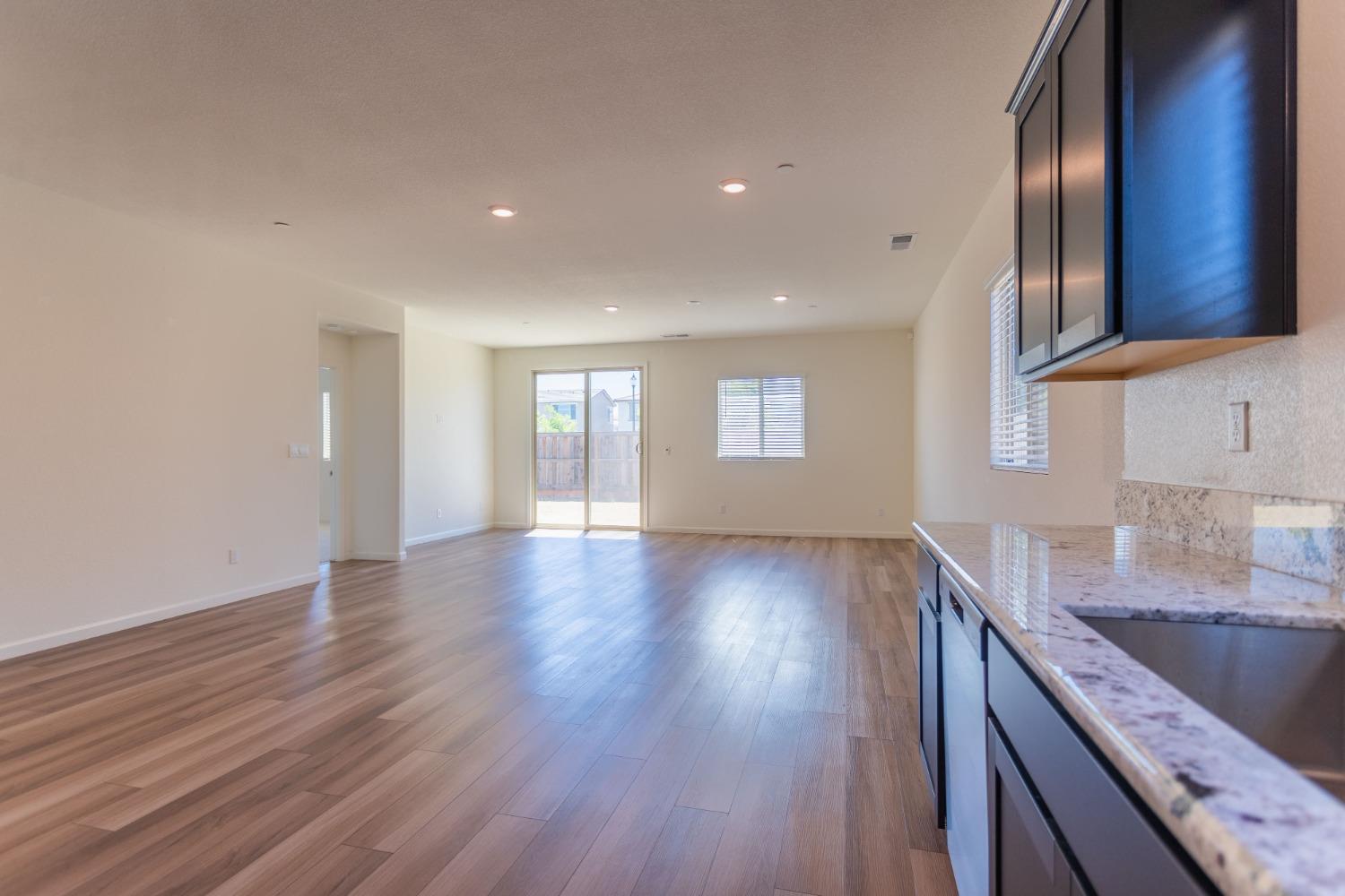 Detail Gallery Image 9 of 33 For 6096 Mystic Way, Roseville,  CA 95747 - 4 Beds | 2 Baths