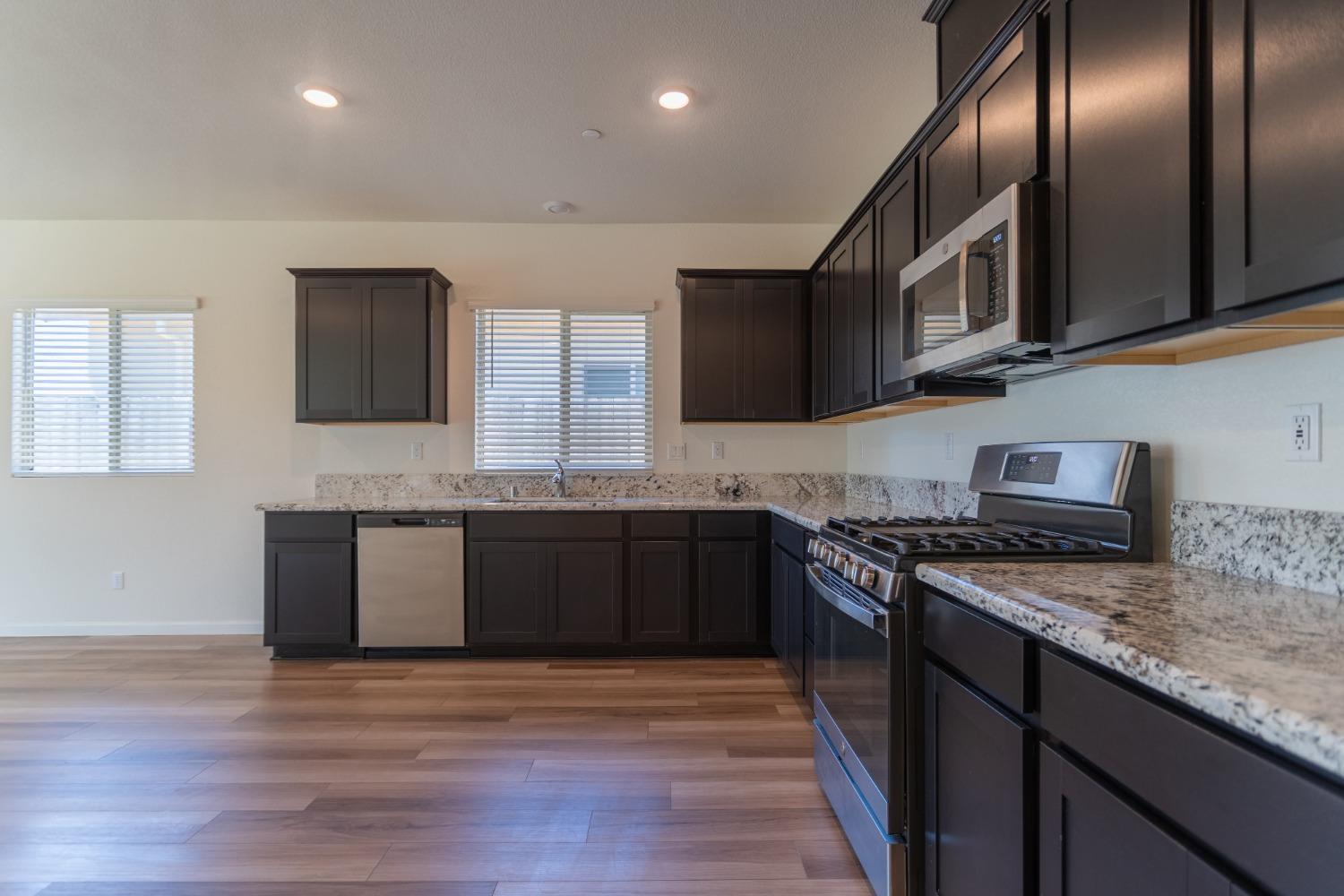 Detail Gallery Image 7 of 33 For 6096 Mystic Way, Roseville,  CA 95747 - 4 Beds | 2 Baths