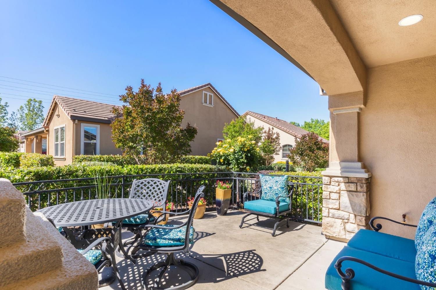 Detail Gallery Image 2 of 36 For 1568 Marseille Ln, Roseville,  CA 95747 - 2 Beds | 2 Baths