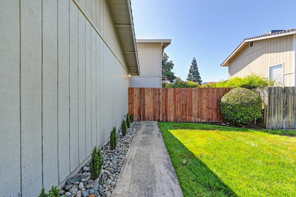 Detail Gallery Image 6 of 34 For 6037 Woodside Dr, Rocklin,  CA 95677 - 2 Beds | 1/1 Baths