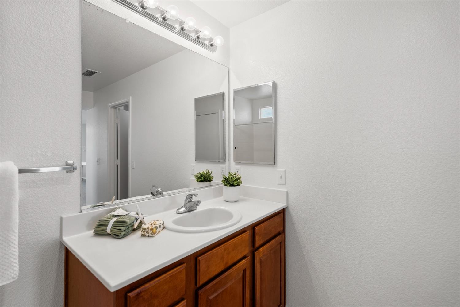 Detail Gallery Image 31 of 40 For 10169 Jenny Lynn Way, Elk Grove,  CA 95757 - 4 Beds | 2/1 Baths