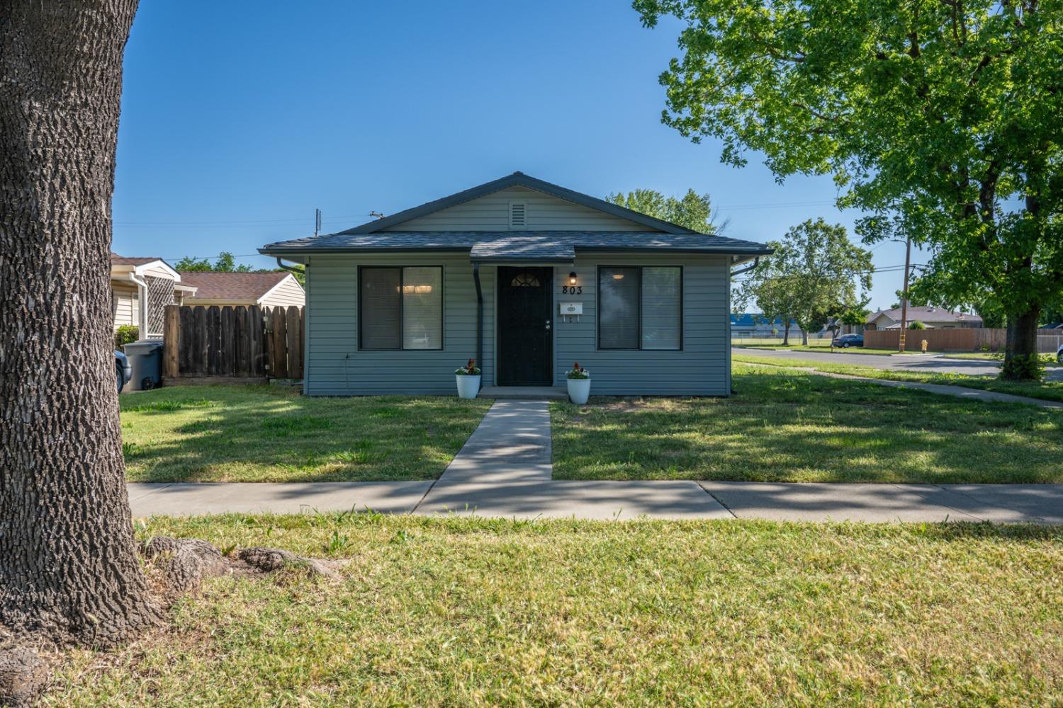Detail Gallery Image 1 of 19 For 803 W 4th St, Merced,  CA 95341 - 3 Beds | 2 Baths