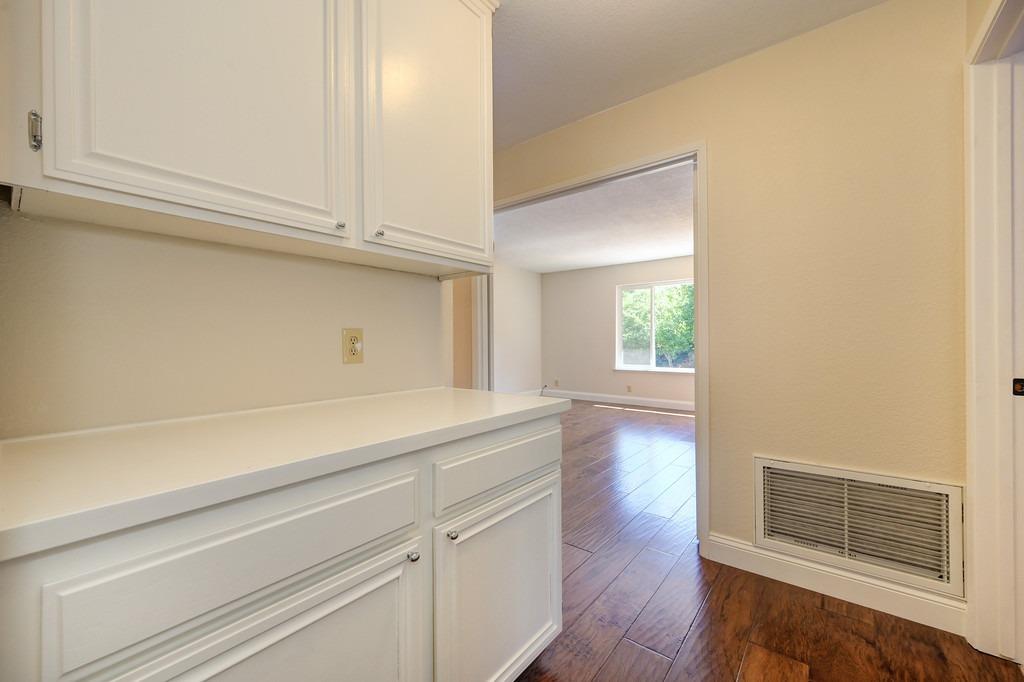 Detail Gallery Image 35 of 58 For 1301 Mossbrook Ct, Roseville,  CA 95661 - 4 Beds | 2 Baths
