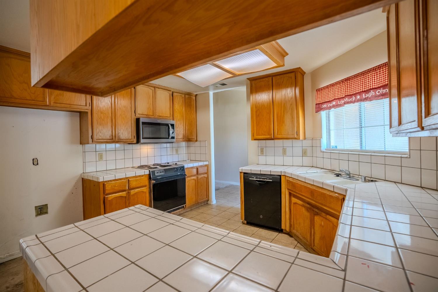 Detail Gallery Image 9 of 30 For 1445 Aptos Dr, Turlock,  CA 95382 - 3 Beds | 2 Baths