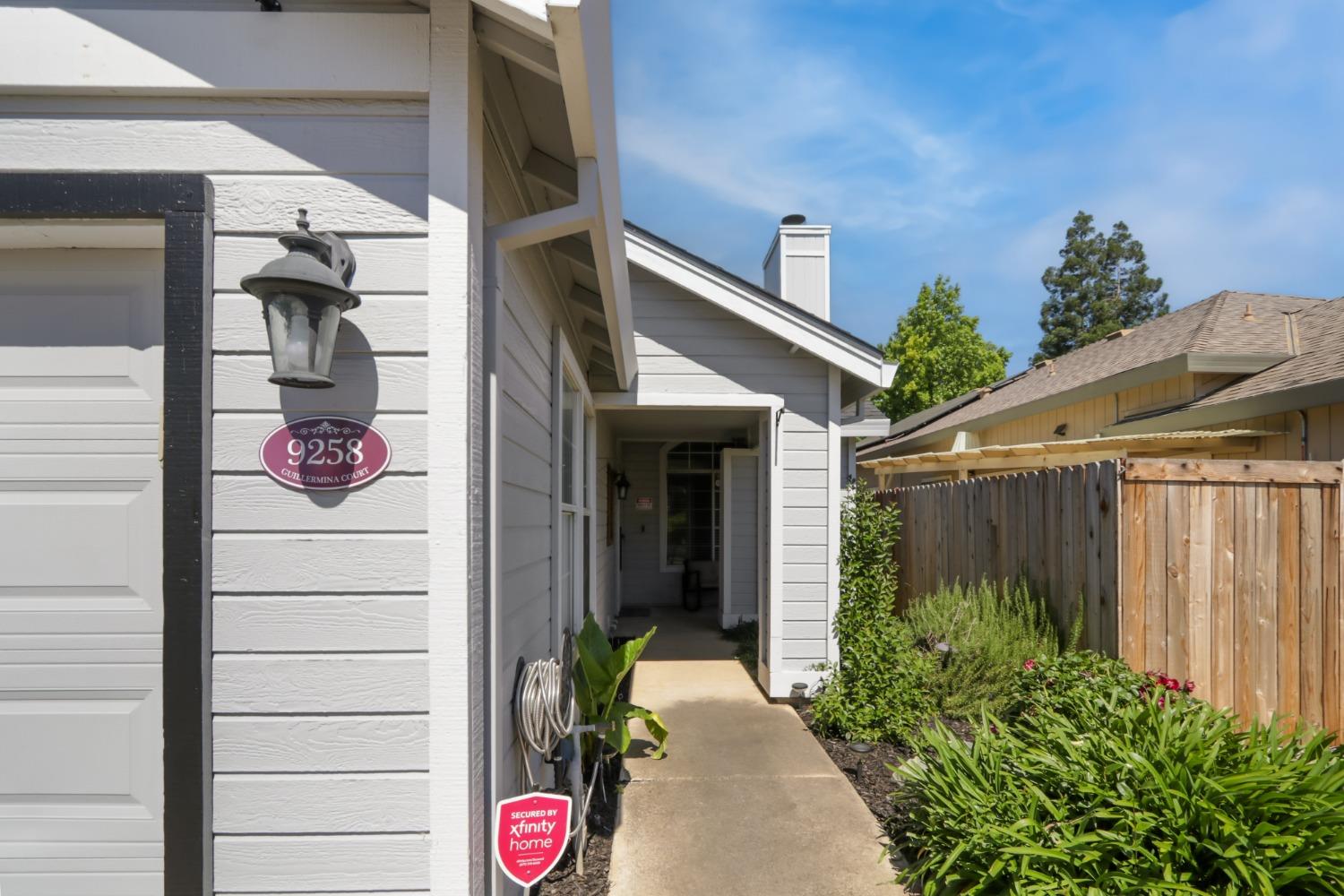 Detail Gallery Image 3 of 47 For 9258 Guillermina Court, Elk Grove,  CA 95758 - 3 Beds | 2 Baths