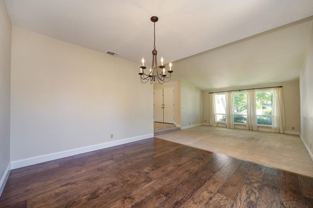 Detail Gallery Image 16 of 58 For 1301 Mossbrook Ct, Roseville,  CA 95661 - 4 Beds | 2 Baths