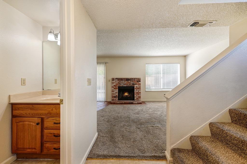 Detail Gallery Image 10 of 34 For 6037 Woodside Dr, Rocklin,  CA 95677 - 2 Beds | 1/1 Baths