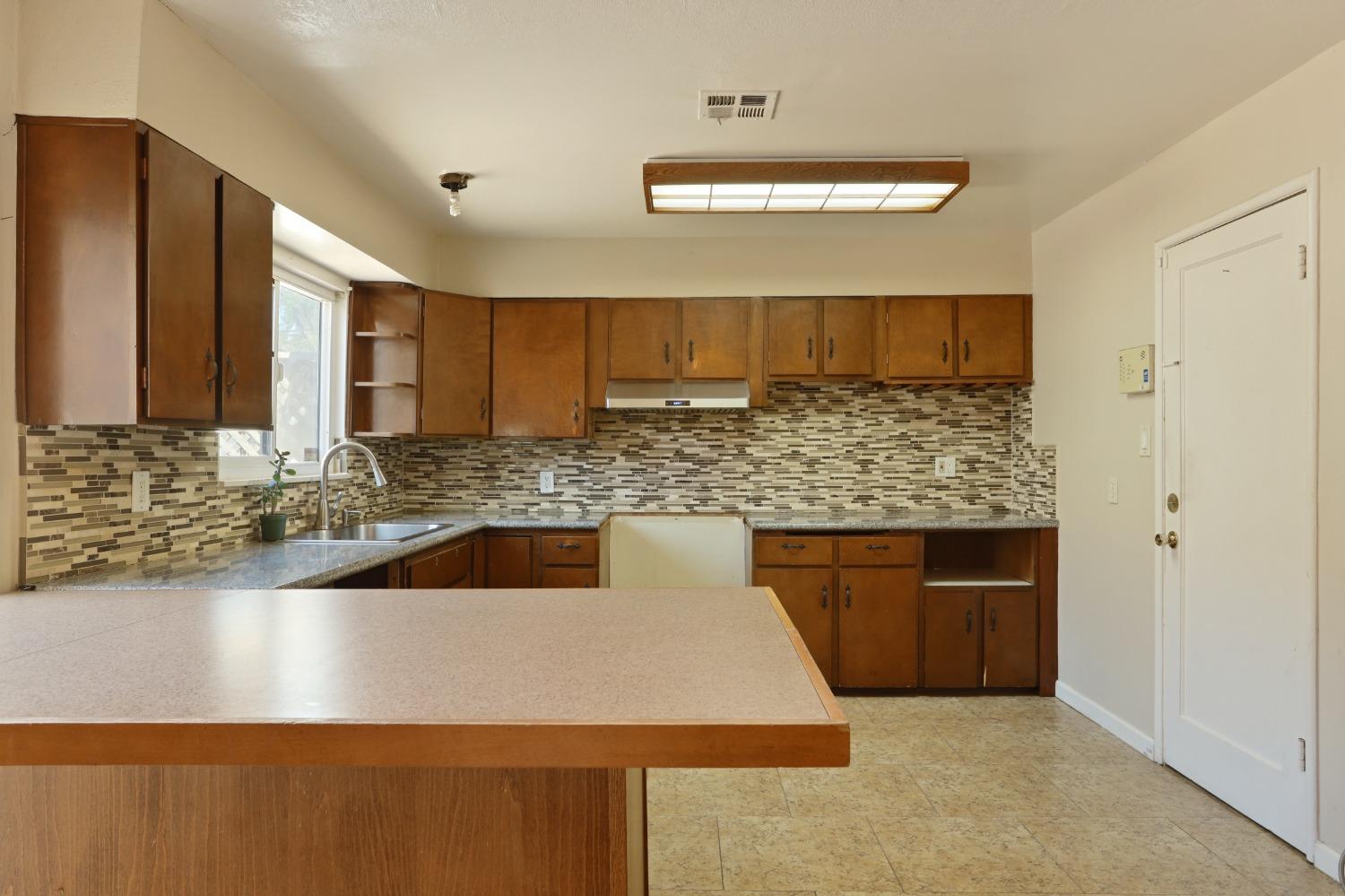 Detail Gallery Image 9 of 34 For 807 Loletta Ave, Modesto,  CA 95351 - 3 Beds | 1/1 Baths
