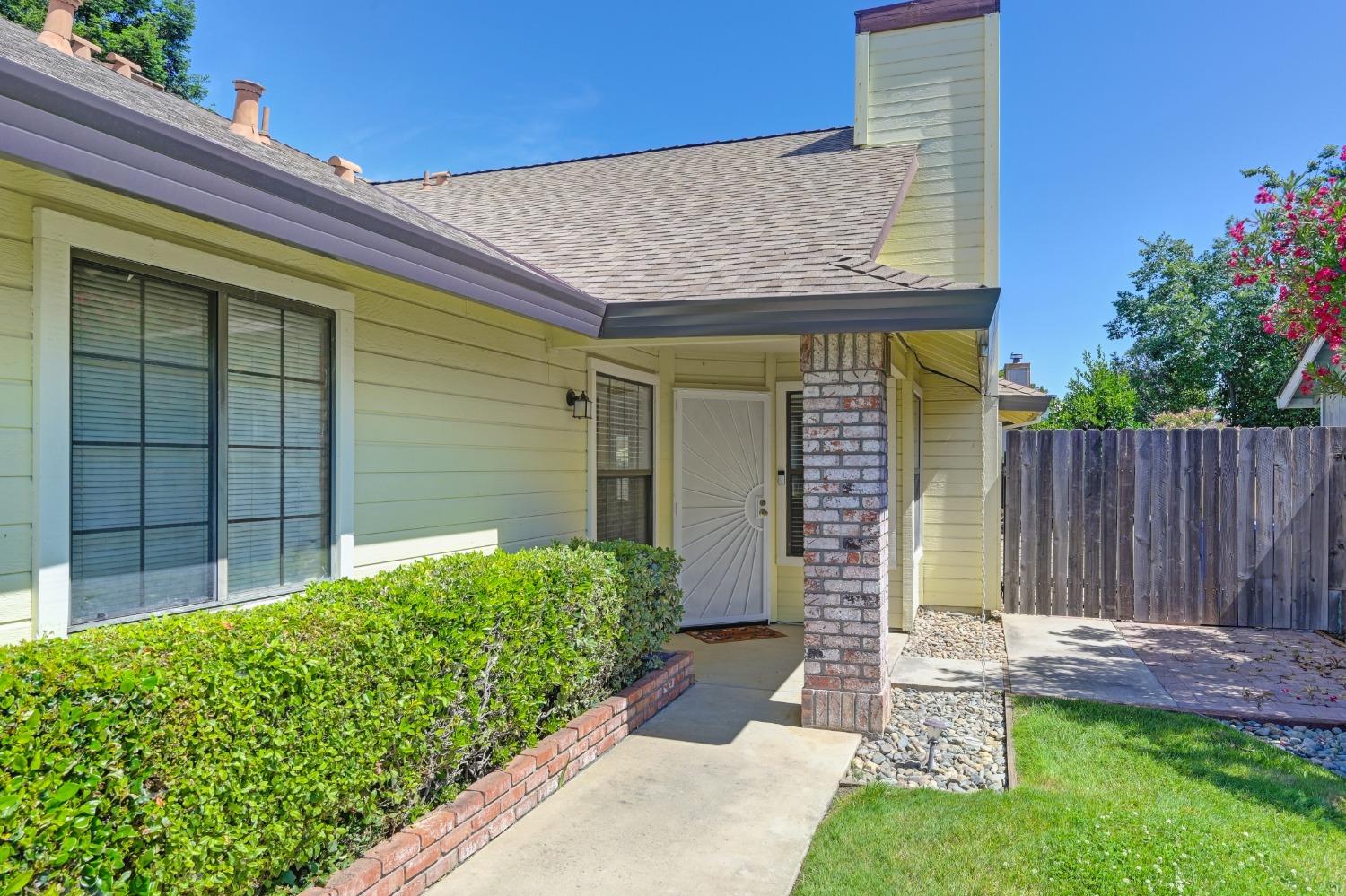Detail Gallery Image 4 of 35 For 5403 Sitka Ct, Elk Grove,  CA 95758 - 2 Beds | 2 Baths
