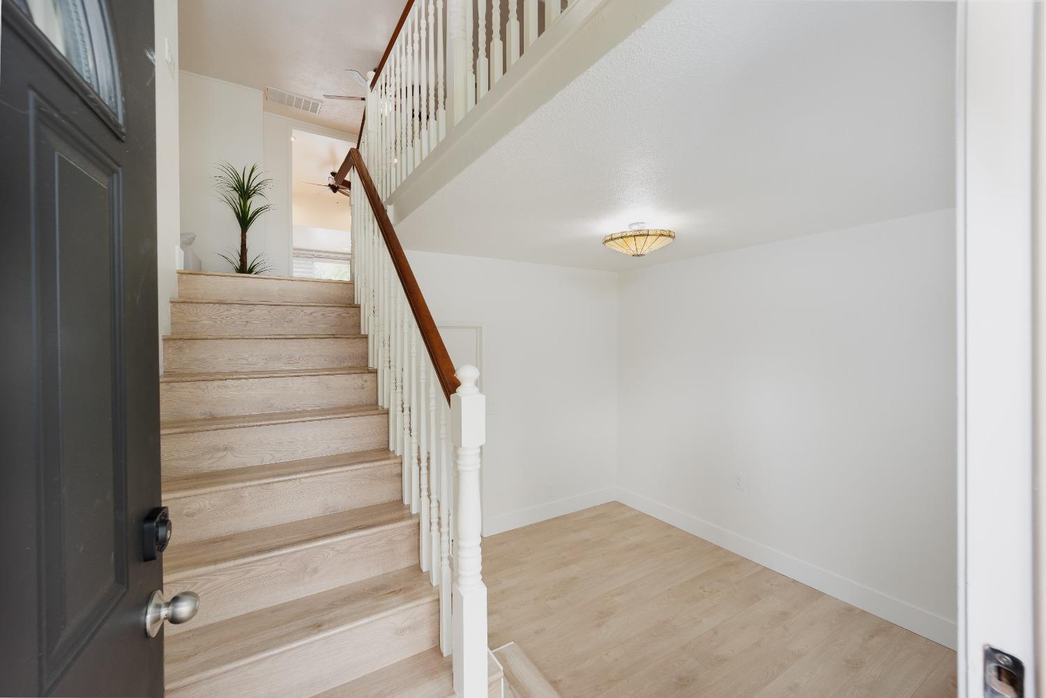 Detail Gallery Image 4 of 26 For 520 Main St, Roseville,  CA 95678 - 2 Beds | 2 Baths