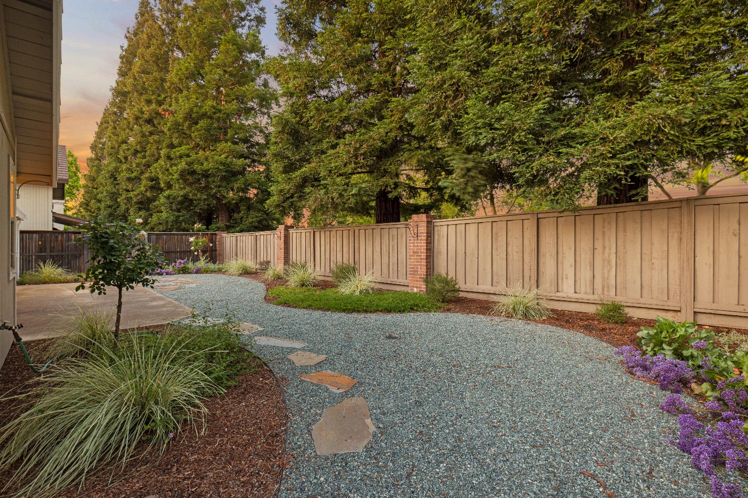 Detail Gallery Image 4 of 35 For 1972 Somerdale Cir, Roseville,  CA 95661 - 4 Beds | 2 Baths