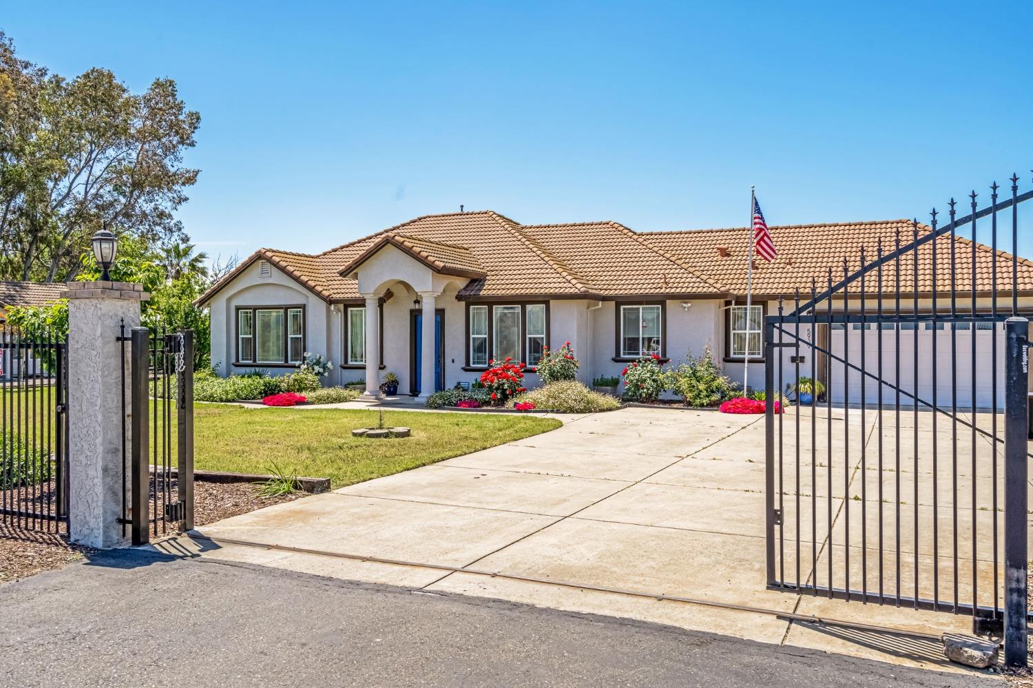 Detail Gallery Image 2 of 65 For 5939 W 6th St, Rio Linda,  CA 95673 - 7 Beds | 5 Baths