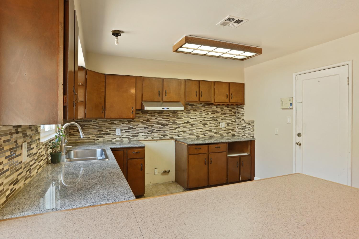 Detail Gallery Image 10 of 34 For 807 Loletta Ave, Modesto,  CA 95351 - 3 Beds | 1/1 Baths