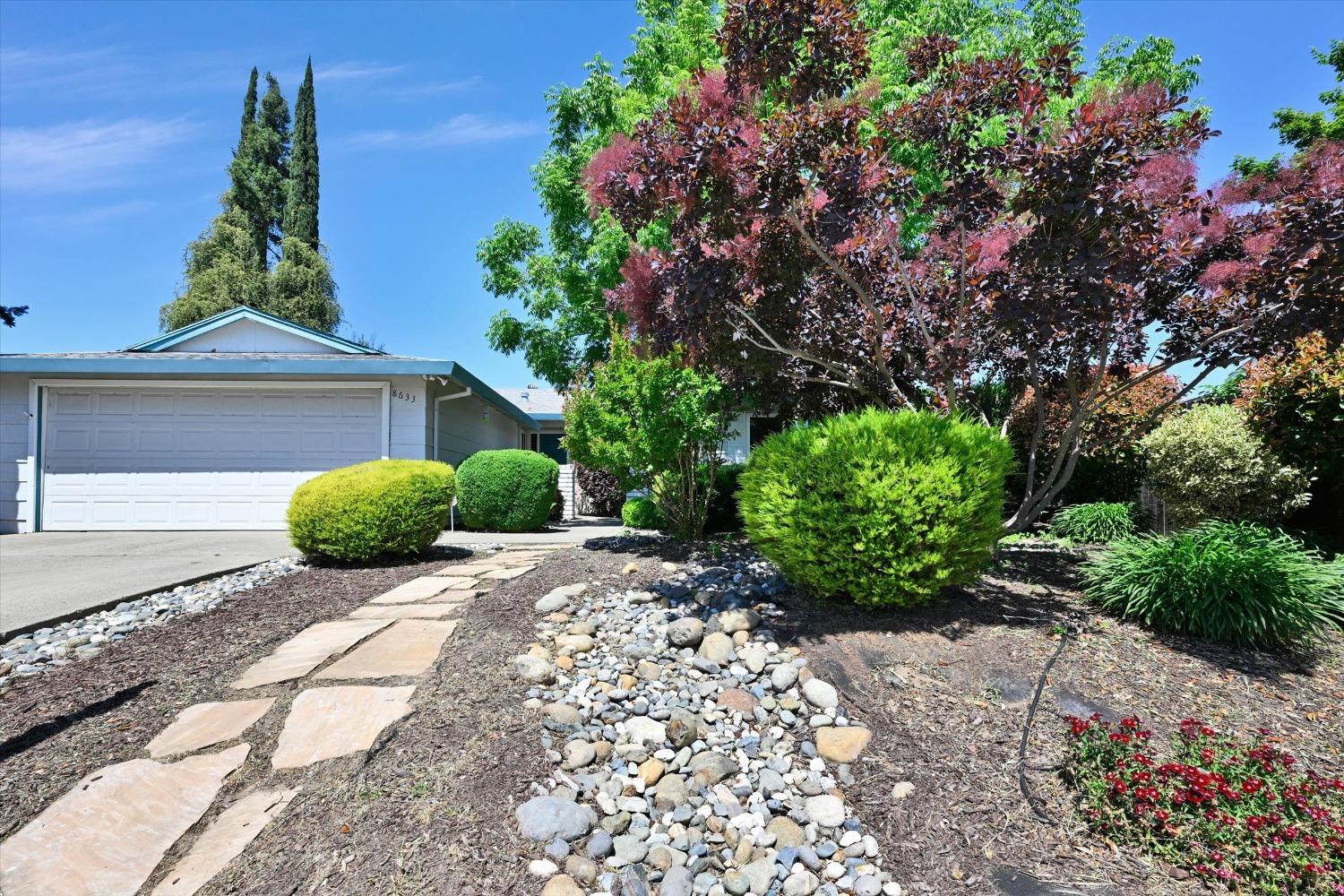 Detail Gallery Image 1 of 27 For 8633 Glenroy Way, Sacramento,  CA 95826 - 4 Beds | 2 Baths