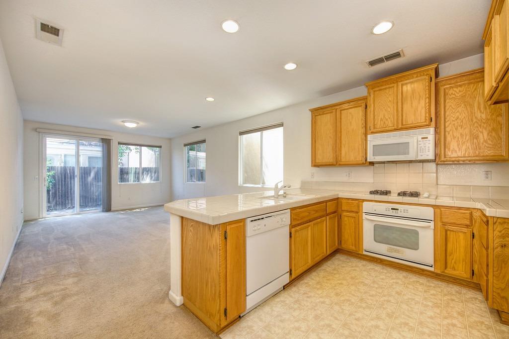 Detail Gallery Image 5 of 21 For 3066 Torland St, Sacramento,  CA 95833 - 3 Beds | 2/1 Baths