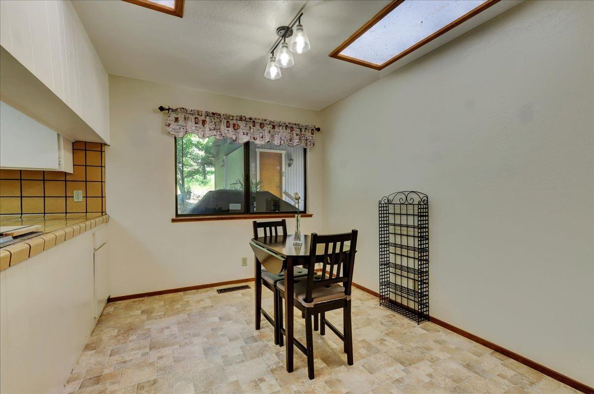 Detail Gallery Image 12 of 70 For 11022 Juanita Ct, Grass Valley,  CA 95949 - 2 Beds | 2/1 Baths