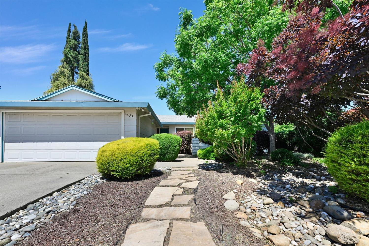 Detail Gallery Image 3 of 27 For 8633 Glenroy Way, Sacramento,  CA 95826 - 4 Beds | 2 Baths