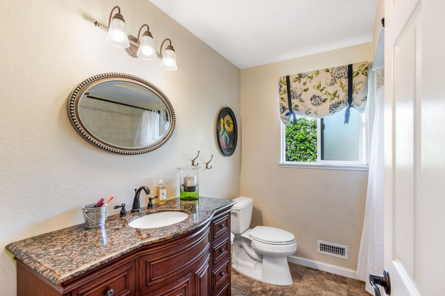 Detail Gallery Image 26 of 49 For 421 W Southwood Dr, Woodland,  CA 95695 - 4 Beds | 2/1 Baths