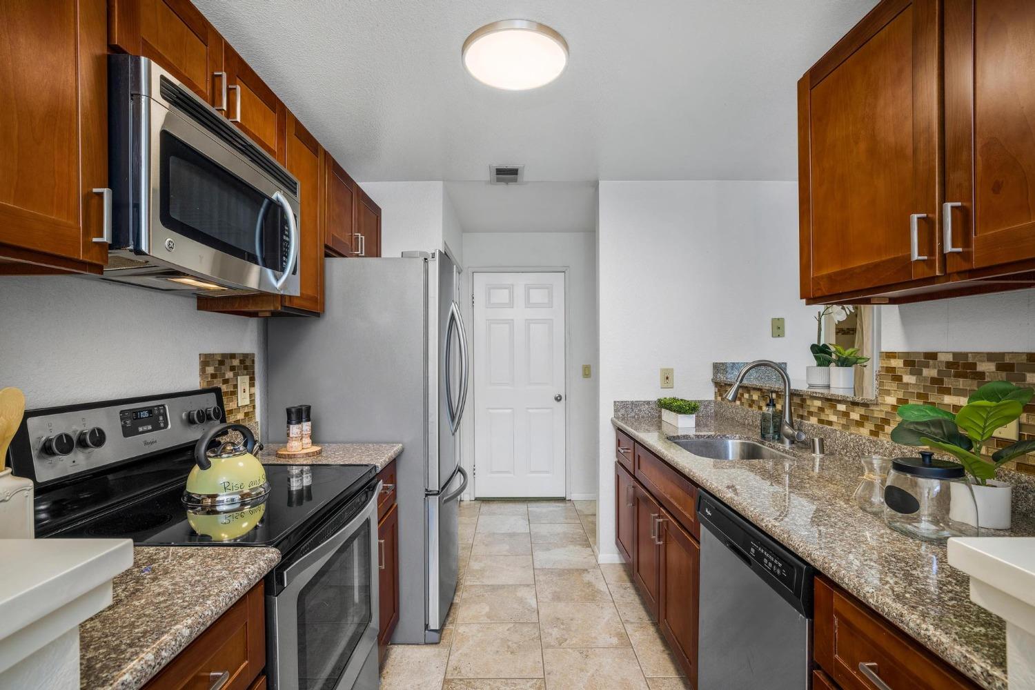 Detail Gallery Image 1 of 35 For 8150 Mountain View Dr #C,  Pleasanton,  CA 94588 - 1 Beds | 1 Baths