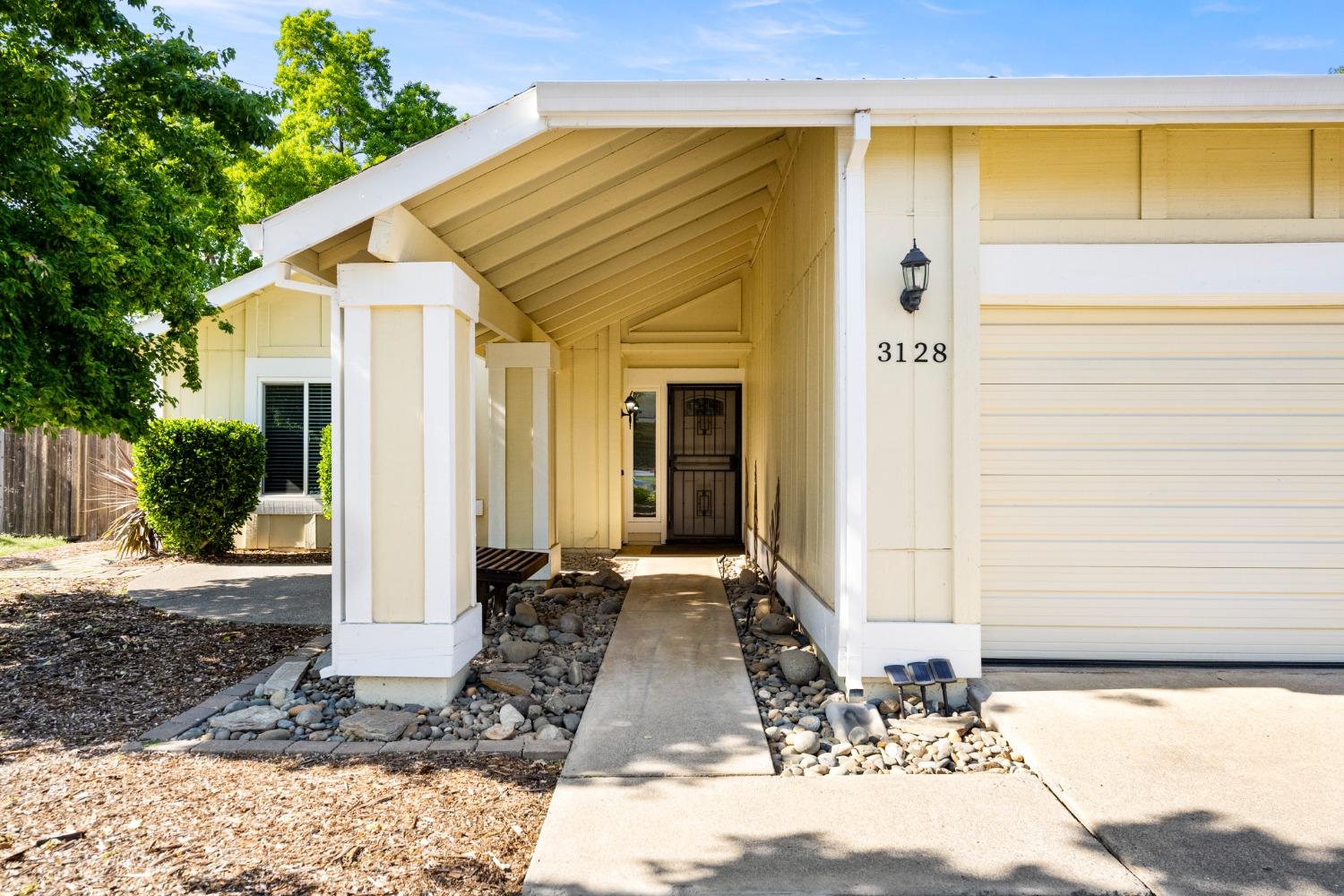 Detail Gallery Image 5 of 32 For 3128 Mill Oak Way, Sacramento,  CA 95833 - 3 Beds | 2 Baths