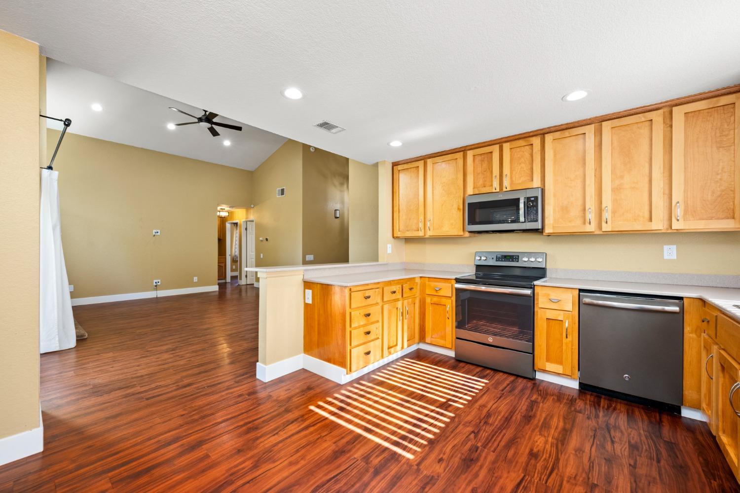 Detail Gallery Image 20 of 32 For 3128 Mill Oak Way, Sacramento,  CA 95833 - 3 Beds | 2 Baths