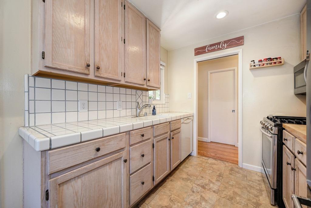 Detail Gallery Image 10 of 43 For 5006 Robander St, Carmichael,  CA 95608 - 3 Beds | 1/1 Baths